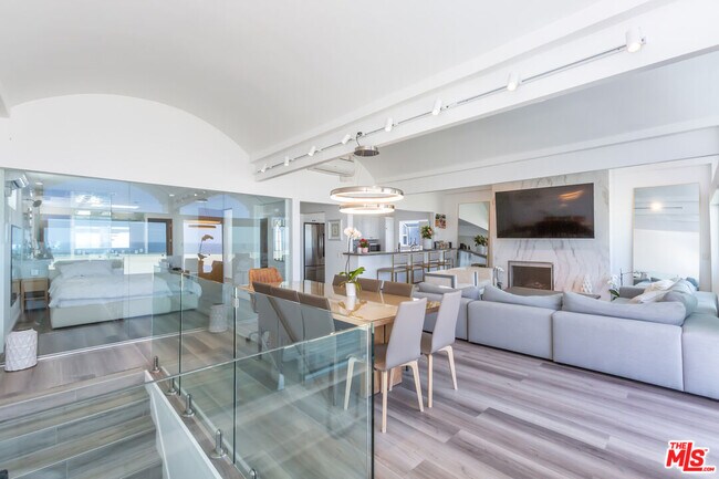 Building Photo - 3806 OCEAN FRONT Walk