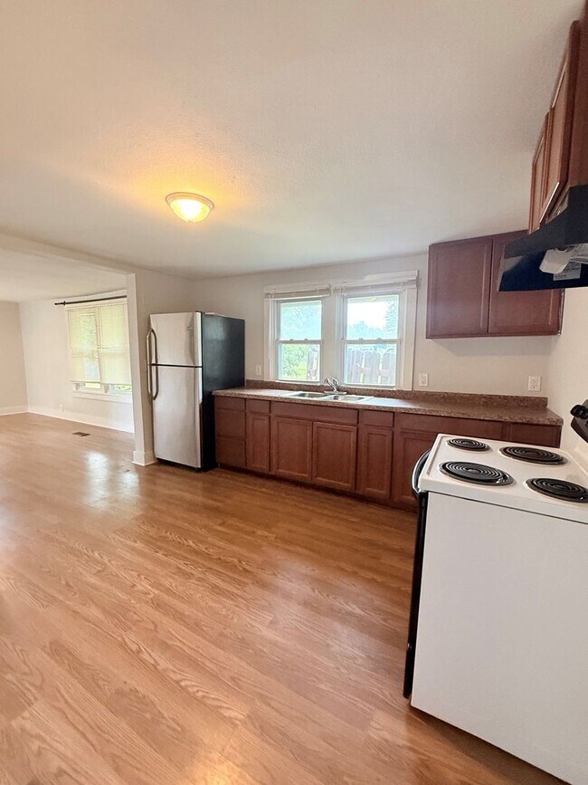 Foto del edificio - Now Available! Spacious 3 Bedroom on a Corner Lot