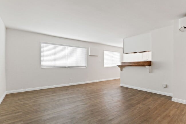 Foto del edificio - Bright Upstairs Apartment in North Long Beach