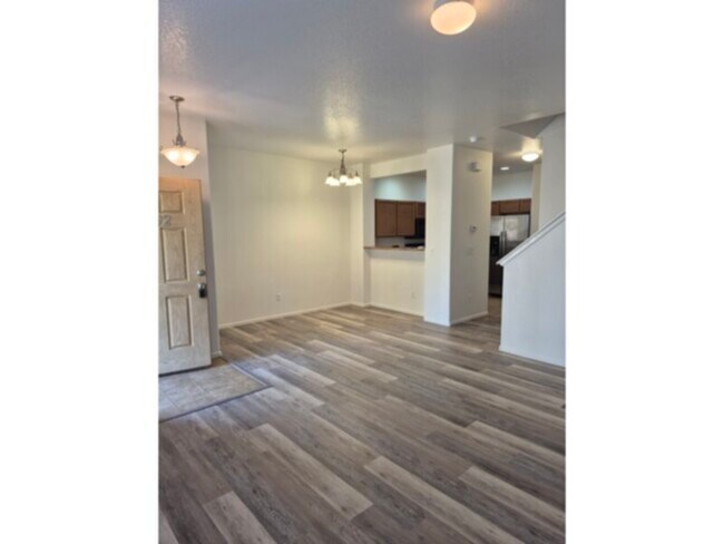 Building Photo - Townhome