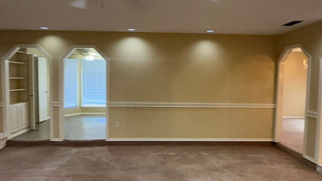 Building Photo - Spacious Ranch Style Home!