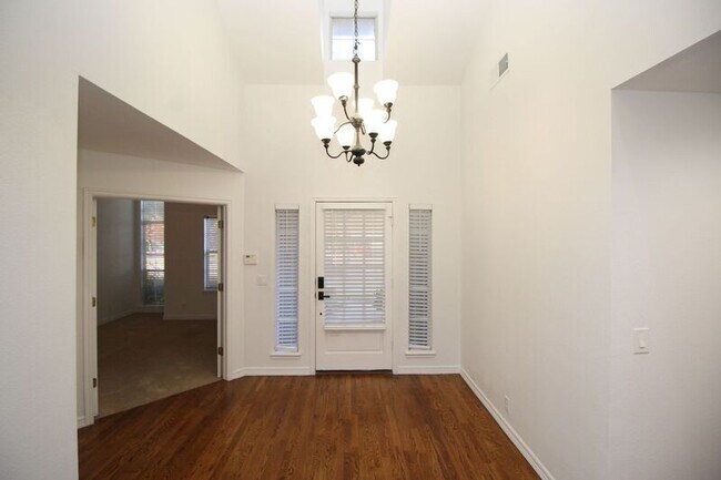 Building Photo - 2822 E 103rd St