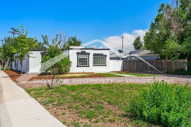 Building Photo - Charming Home with Washer/Dryer and Fenced...