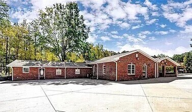Building Photo - 2717 Friendly Ave
