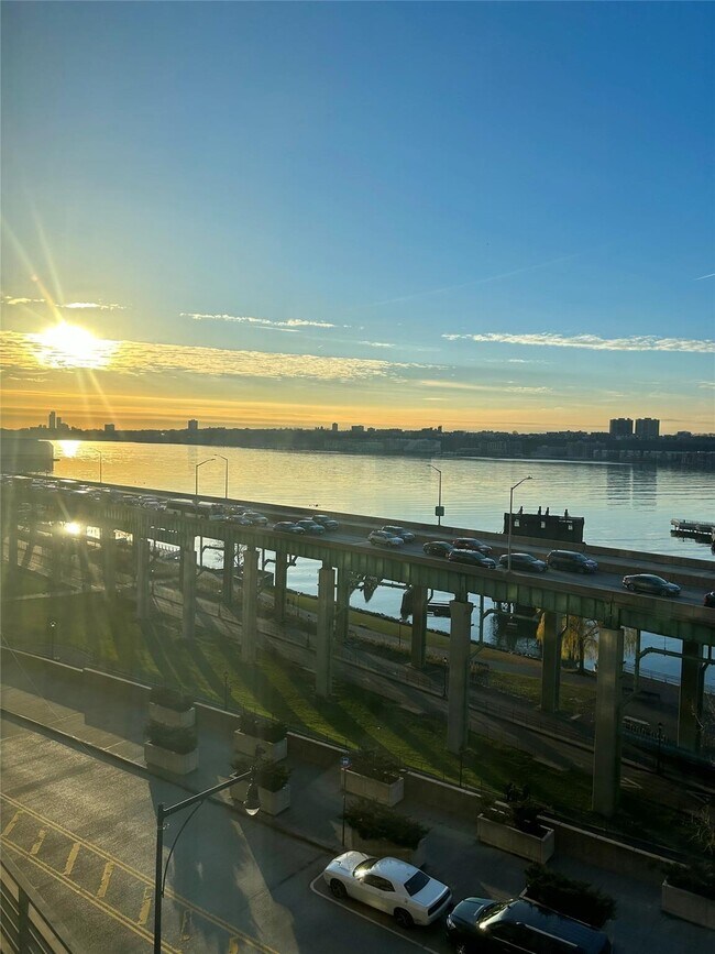 Foto del edificio - 200 Riverside Blvd
