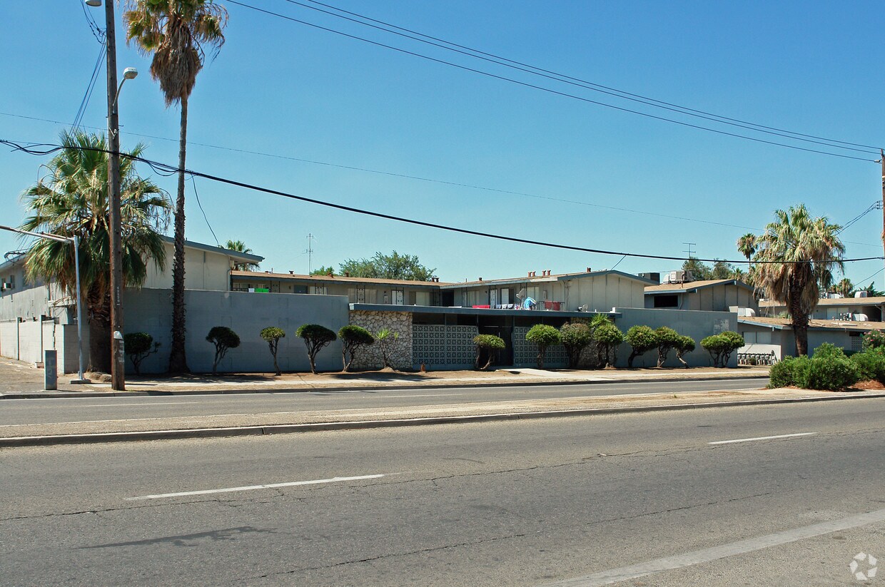 Primary Photo - 4684 E Shields Ave