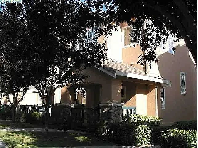 Foto del edificio - Beautiful End-Unit Townhome in Desirable S...