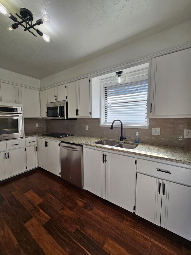 Building Photo - (2)Bed/(2.5) Bath + Study and Storm Shelter Avail Dec 1!