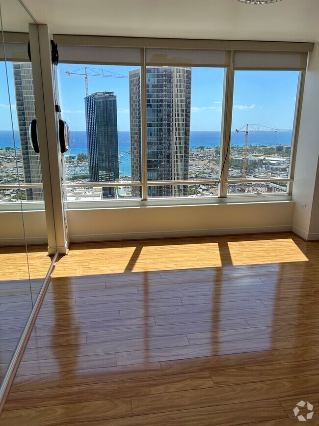 Building Photo - 1009 Kapiolani Blvd