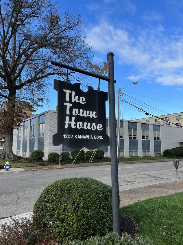 1202 Kanawha Blvd E Unit 4F, Charleston, WV 25301 Room for Rent in