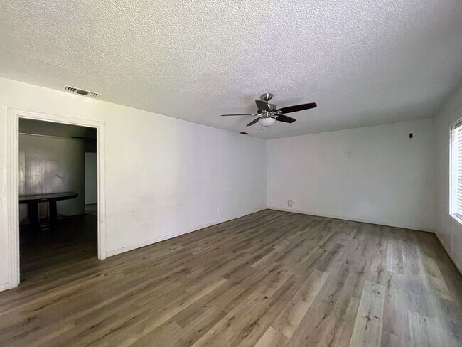 Building Photo - Spacious 1,400 Sq Ft Family Home in Lamesa – Space & Privacy Combined!