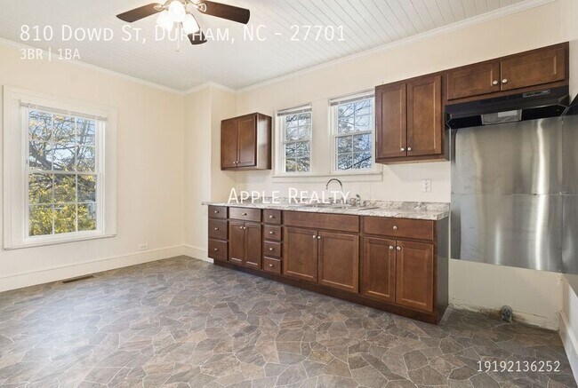 Building Photo - 810 Dowd St