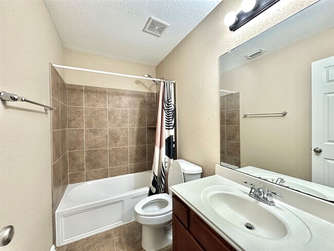 Foto del edificio - 6303 Tolstin Lakes Ln