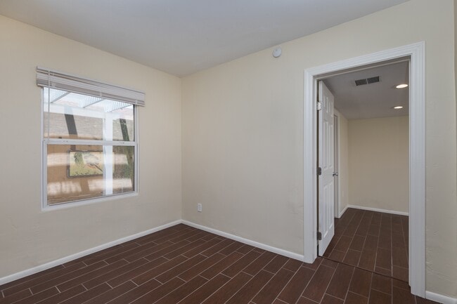 Foto del edificio - 1646 E Indianola Ave