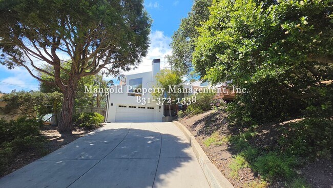 Foto del edificio - Fully Renovated 3BR/2.5BA at the End of a Quiet Monterey Cul-de-Sac