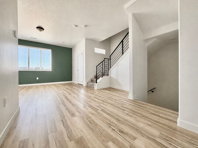 Foto del edificio - 3 Bed + 2.5 Bath Townhome w/ Garage, Storage & Dogs Allowed Near Jordan Landing