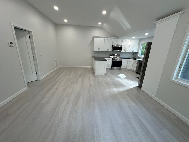 Building Photo - 119 W Rogues Path