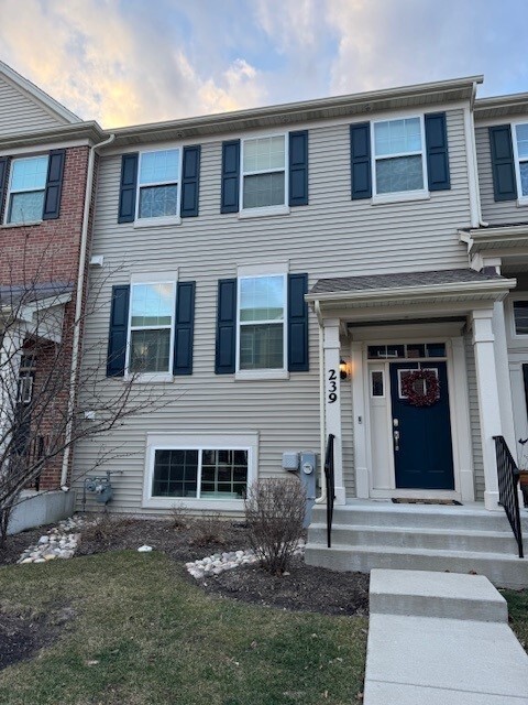Foto principal - 239 Lakeshore Dr