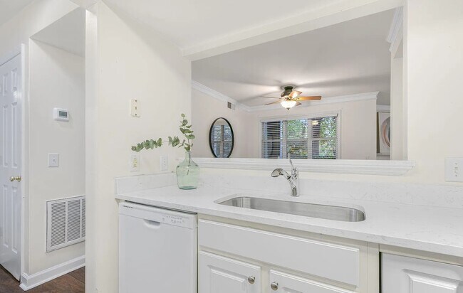 Foto del edificio - Spacious One-Bedroom in Prime Location