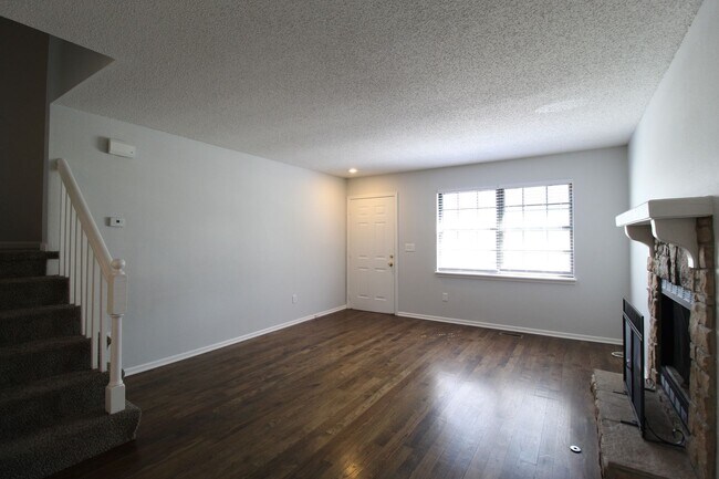 Foto del edificio - February FREE On This Updated 3 Bedroom 2 Bath Duplex in Olathe