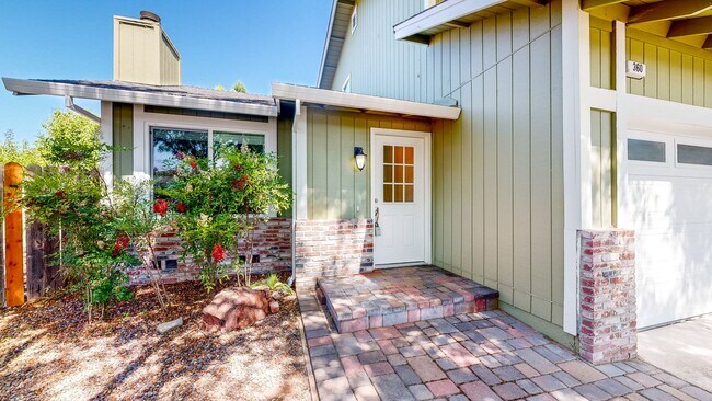 Foto del edificio - PURE Property Management Presents: 3 Bd 2.5 Ba in Larkfield W/ Beautiful Backyard W/ PURE Propert...