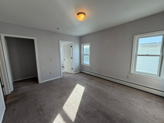 Foto del edificio - Charming, 2nd floor, 2-Bedroom Apartment, Adams, MA – pet friendly!