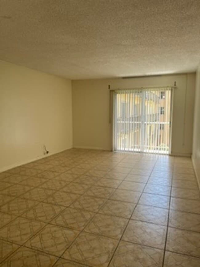 Building Photo - $400 OFF FIRST MONTHS RENT! Tampa Racquet Club!
