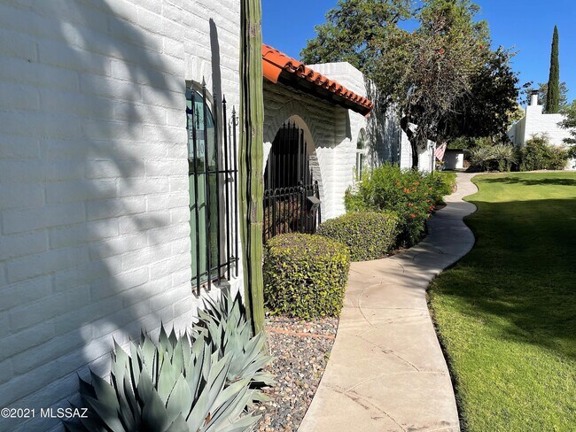 Building Photo - 737 W Las Lomitas Rd