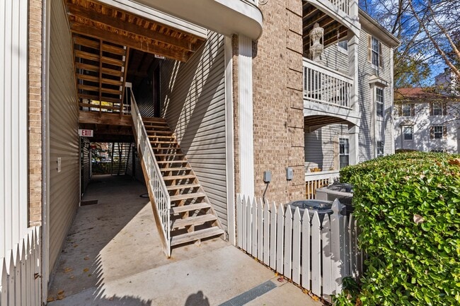 Building Photo - Top Floor Condo with Fireplace and Open Floorplan! Assigned Parking!