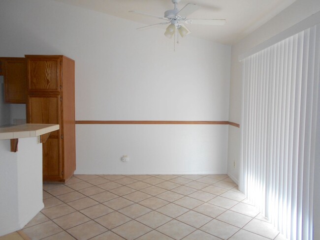 Building Photo - 1 story SFR with 3 bedrooms, 2 bathrooms a...