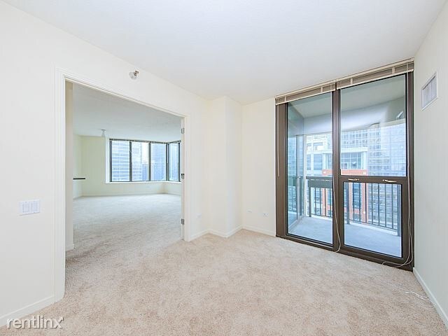Building Photo - 1 br, 1.5 bath  - 400 N La Salle Dr Apt 2005
