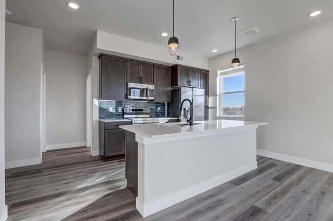 Foto del edificio - Modern 2 bedroom 2 bathrooms available in ...
