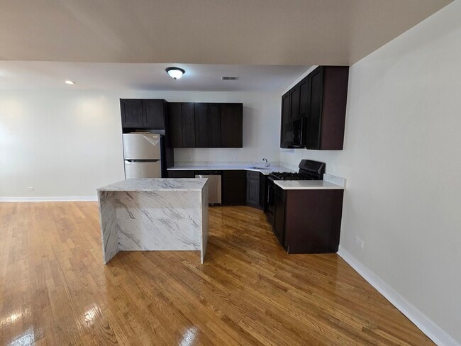 Building Photo - 5324 S King Dr