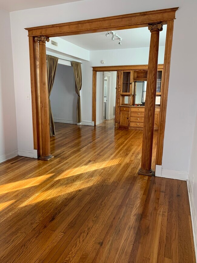 Foto del edificio - 2135 W Division St