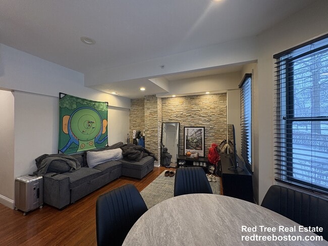 Foto del edificio - 1203 Beacon St