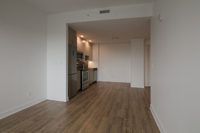 Building Photo - 30 Bd Saint-Joseph E