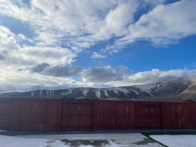 Building Photo - Unobstructed mountain views
