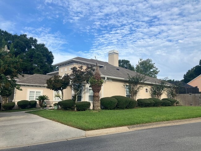 Building Photo - Beautiful 5 Bed/3 Bath Golf Course Communi...