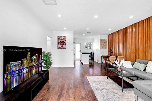 Building Photo - 1001 NE 110th St