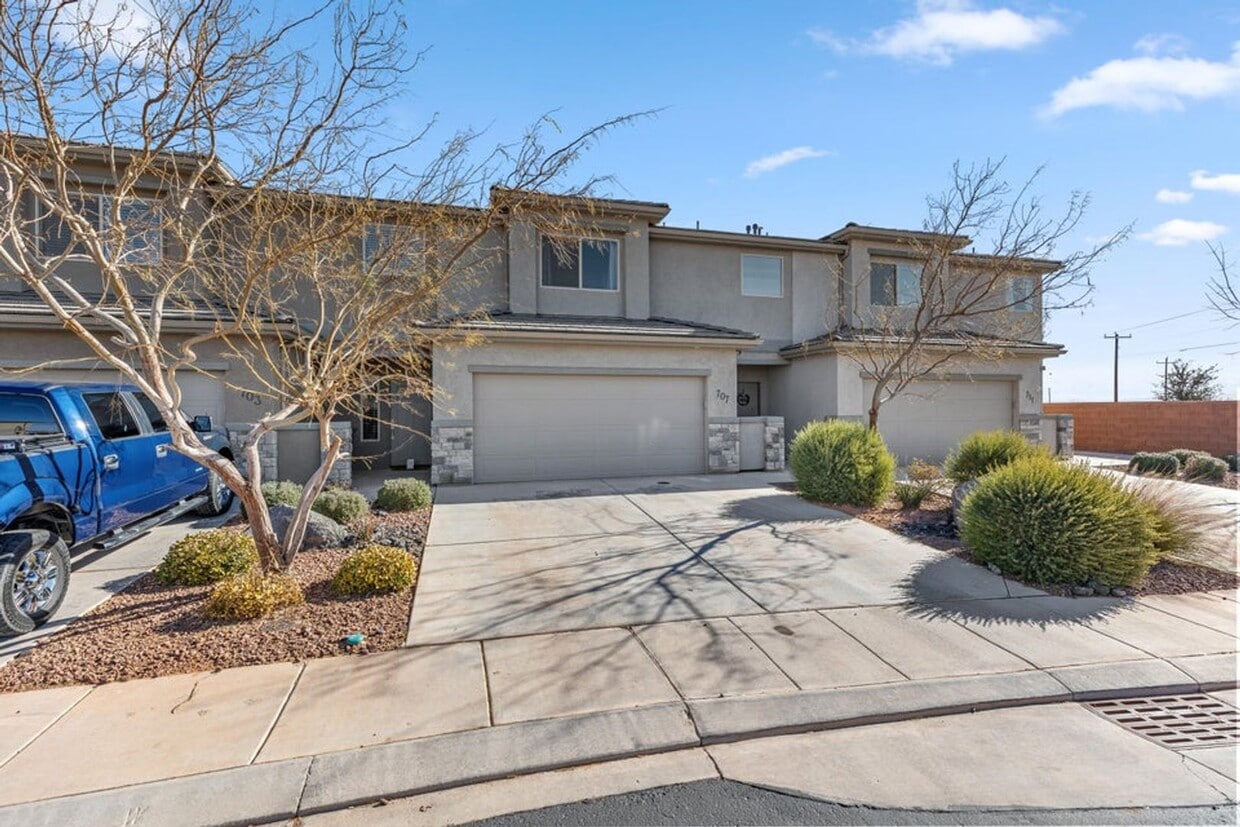 Foto principal - Red Mountain Vista Townhome