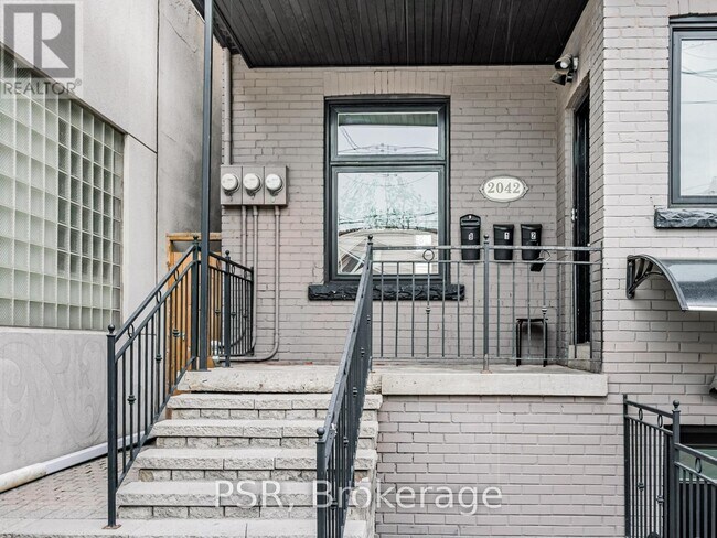 Photo du bâtiment - 2042-2042 Dundas St W
