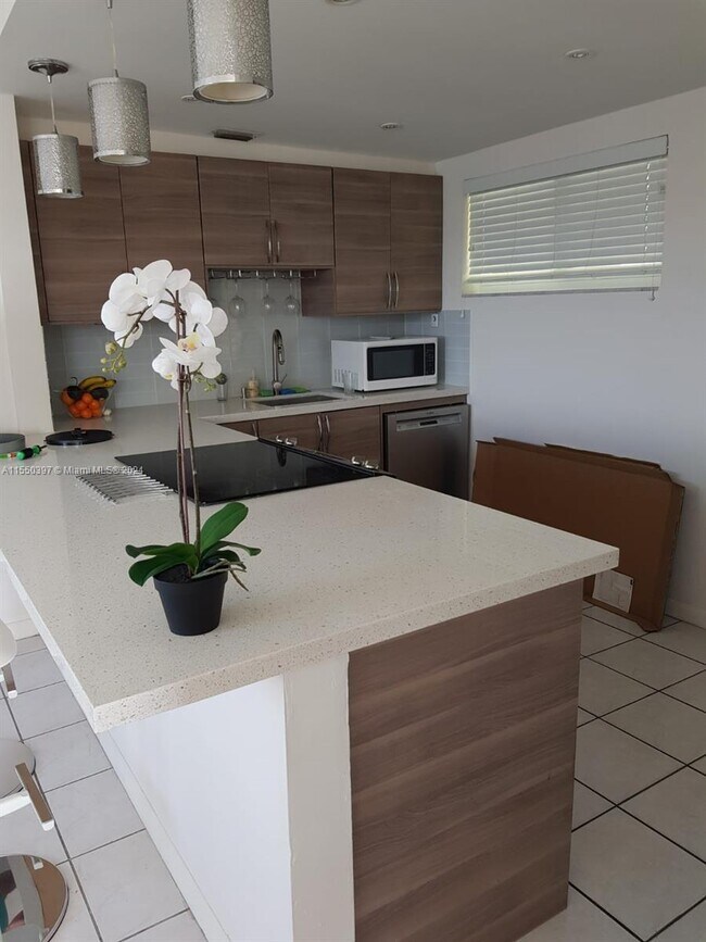 Foto del edificio - 8001 Crespi Blvd