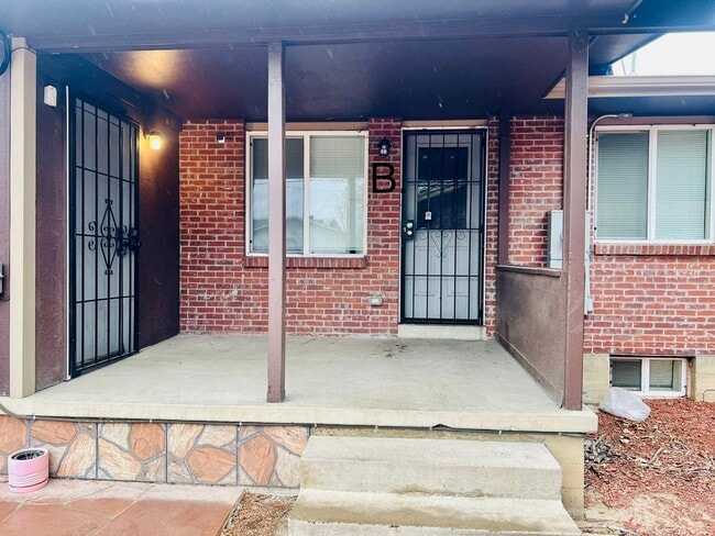 Building Photo - 3 Bed-1 Bathroom Available in Anshutz Medical Center Area - Duplex lower unit