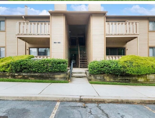 Building Photo - 2103 Woodhollow Dr