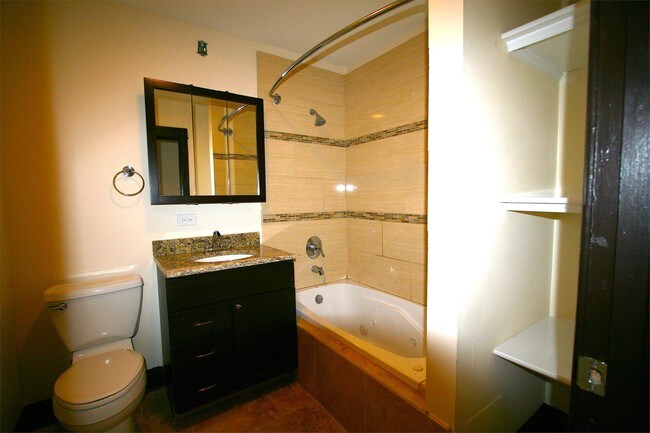Foto del edificio - 3318-20 N. Albany Ave. - 1 South