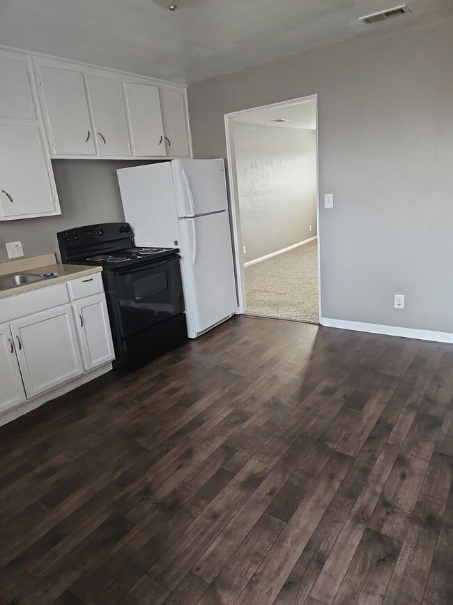 Building Photo - Beautiful top floor 2 bedroom apartment.