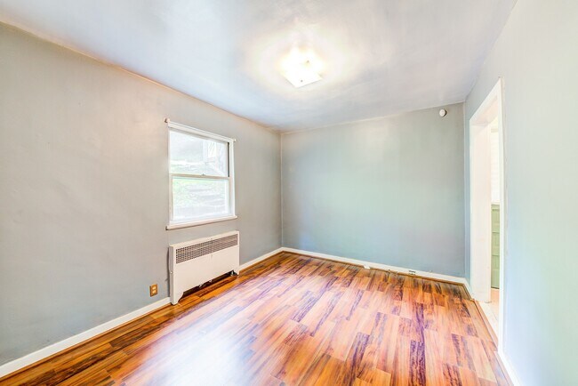 Building Photo - AVAILABLE MAY 2026 - Beautiful 3 Bedroom Home w/ Off-Street Parking in Brookline!
