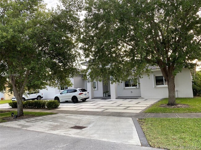 Building Photo - 6402 SW 93rd Pl