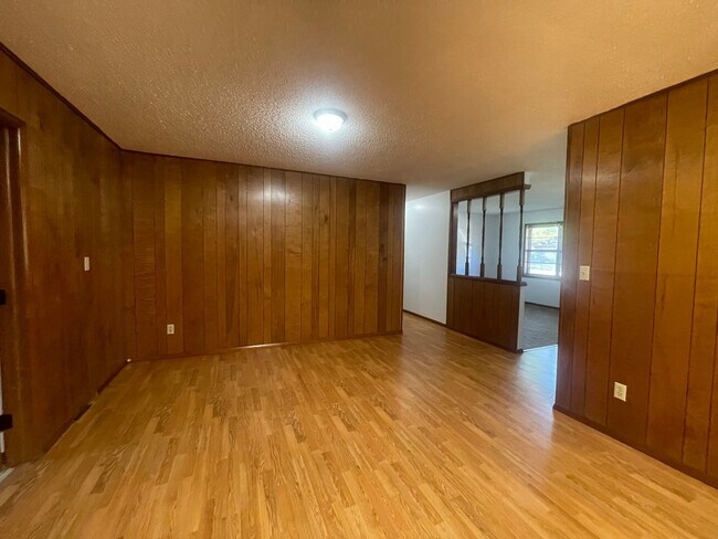 Foto del edificio - Great Eastside Location! 3 bedrooms 2 bath...