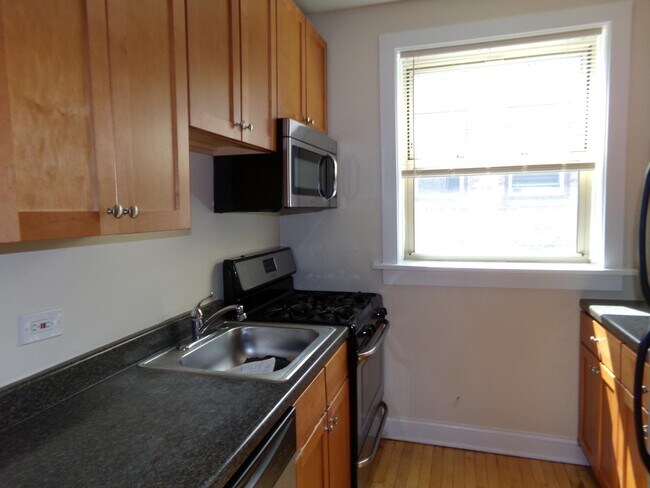 Building Photo - 914 Crain St